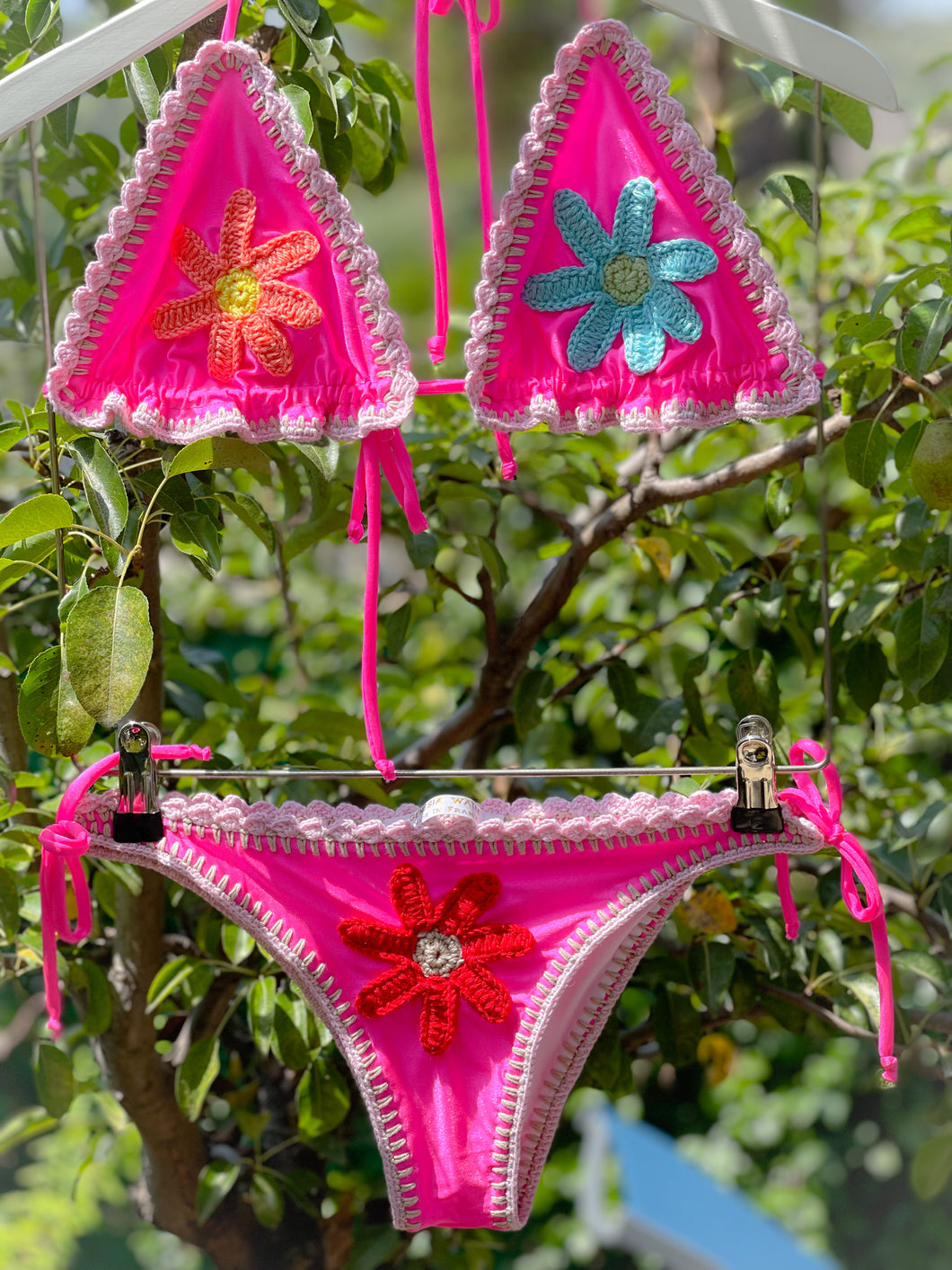 Bikini fleurs rose néon